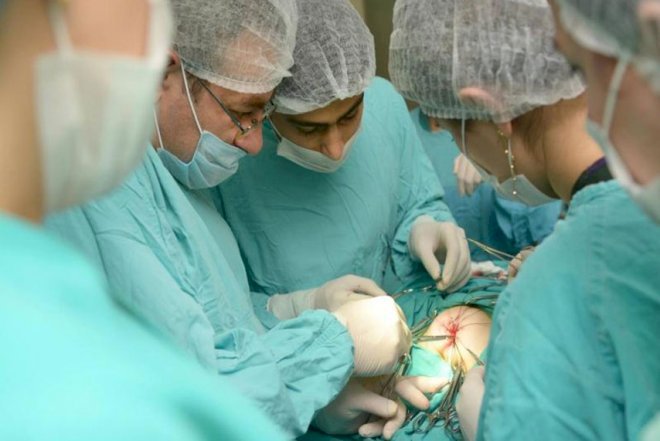    14 yaşlı qızın qarnından kişi orqanları çıxarıldı   