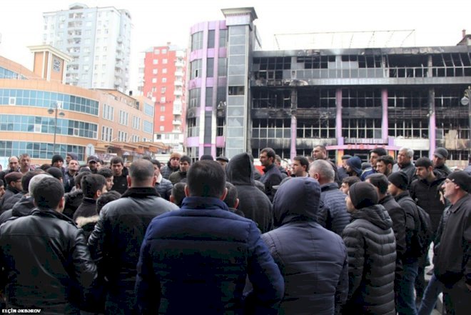    Eldar Mahmudovun evinin qarşısında aksiya təşəbbüsü   
