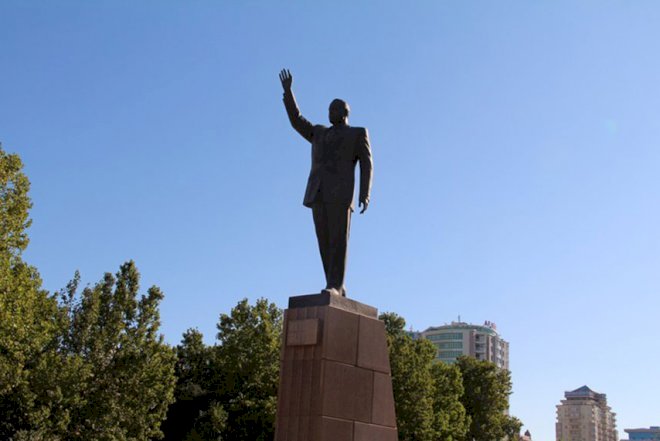    Heydər Əliyevin heykəllərini kimlər dağıtmaq istəyir?   