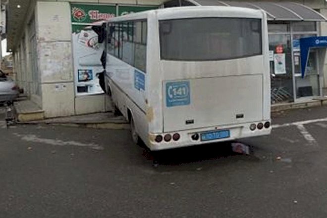    Bakıda avtobus mağazaya çırpıldı   