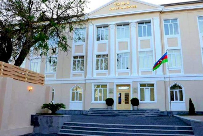    Bakıda şagird özünü məktəbin 3-cü mərtəbəsindən yerə atdı   