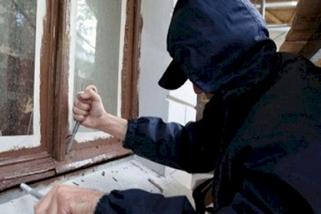    Ev sahibini döyüb 13600 manat apardılar   
