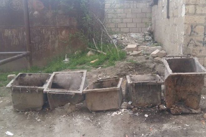    İcra Hakimiyyətinin qarşısında analoqu olmayan zibil qutuları   