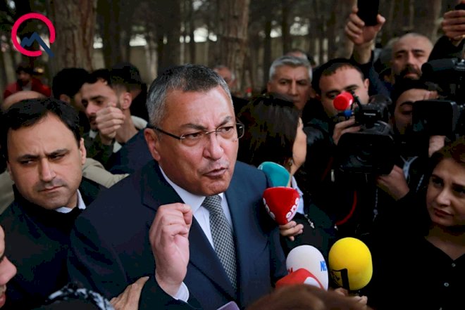    Rövşən Rzayev yanğın yerində   