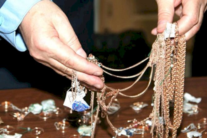    Bakıda qızıl mağazasından oğurluq etmək istədi - Yaxalandı   