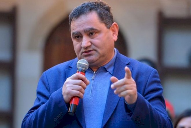    Məktəb direktorlarının arxasında məmurlar dayanır     