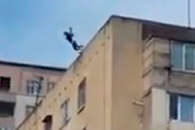    Daha bir gənc qız özünü binadan atdı - Video   