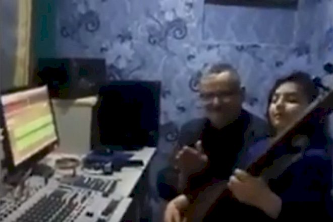    Hamı bu balaca qızın saz ifasından danışır - Video   