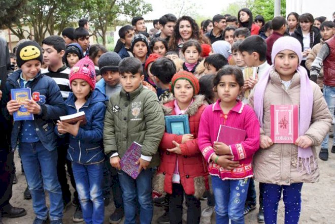    “Nar” kənd məktəbinə kitab və kompüterlər hədiyyə etdi   