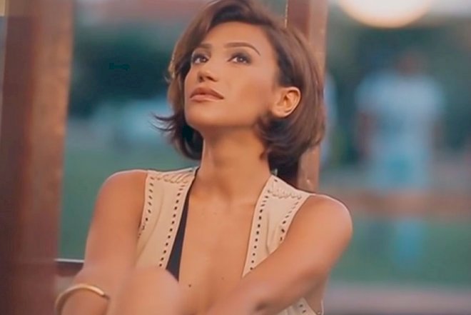    Röya sinəsini açdı - Foto   