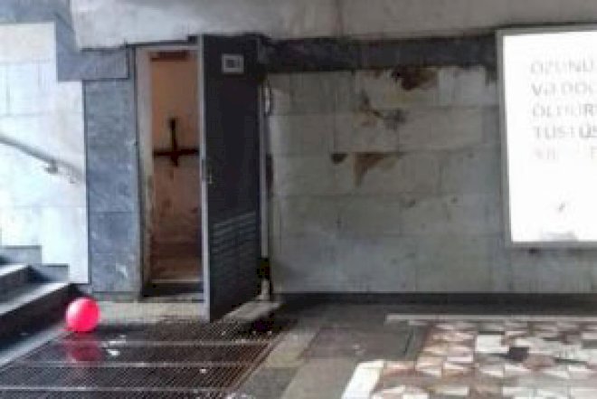    Metronun tavanından su sızır   