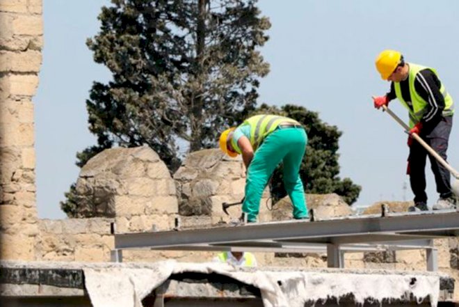    İçərişəhərdəki restoranın damında söküntü başladı    