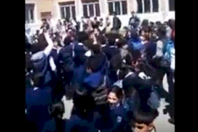    Orta məktəb şagirdləri “İstefa” tələbi ilə aksiya keçirdilər - Video   