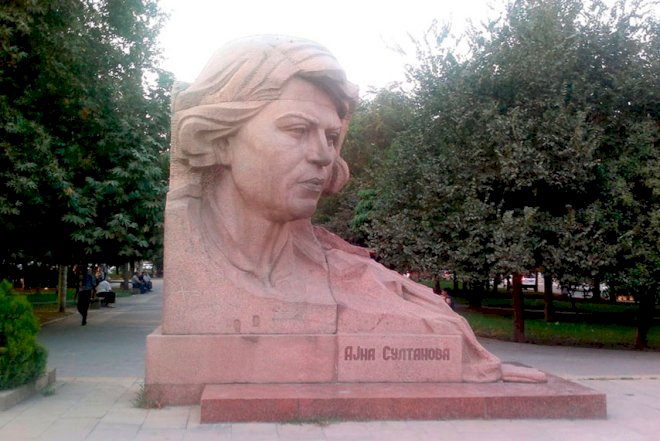    Ayna Sultanovanın heykəli götürülür?   