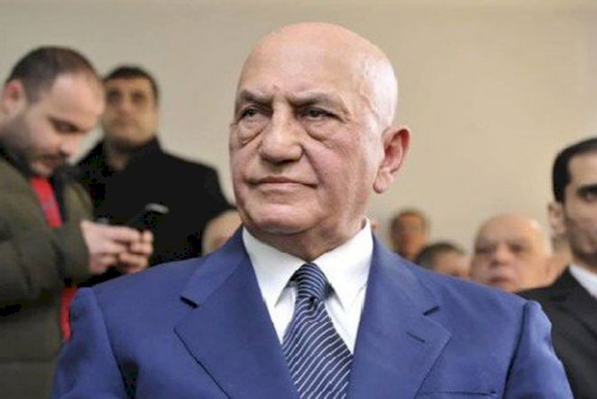    Əli İnsanov “səngər”dən niyə çıxdı?   