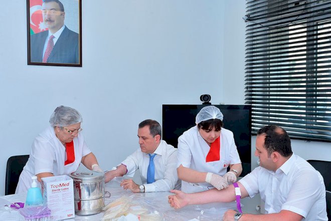    Təhsil naziri qan verdi   