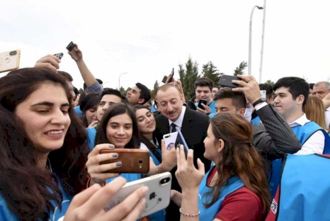   İlham Əliyev gənclərlə “selfie” çəkdirdi -   Fotolar