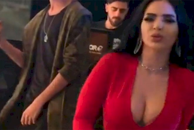    Azərbaycanlı model sinəsini açaraq rəqs etdi -   Video