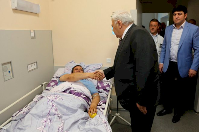    Oqtay Əsədov xəstəxanadakı Milli Qəhrəmanı ziyarət etdi   