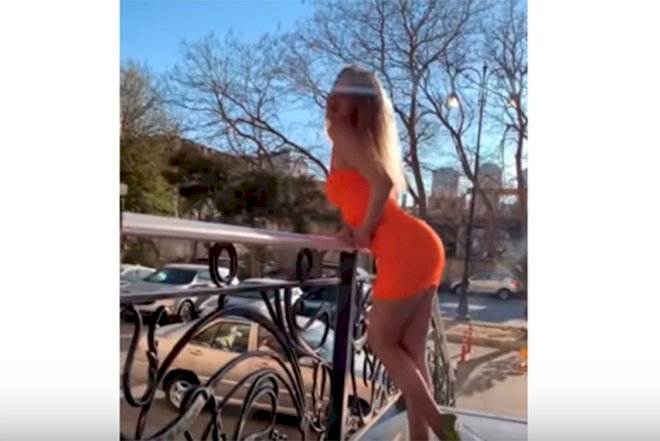    Bakıda model küçədə seksual pozlar verdi -   Video