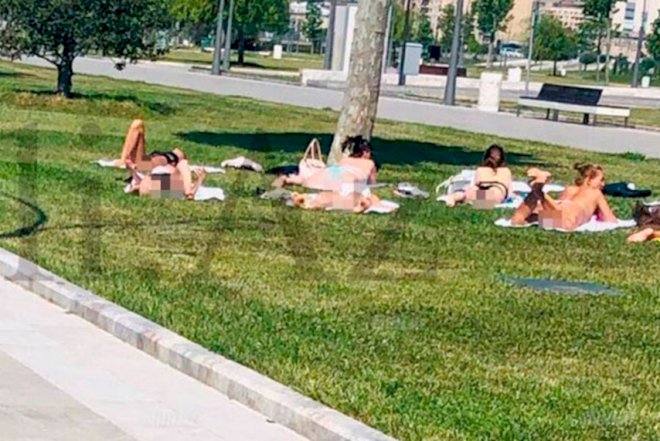    Qızlar Bakı Bulvarında soyundular -   Foto