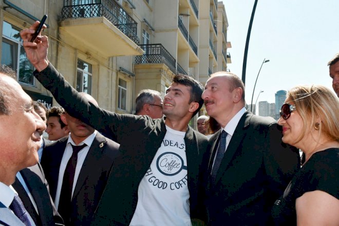    İlham Əliyevin sakinlərlə selfisi –   Fotosessiya