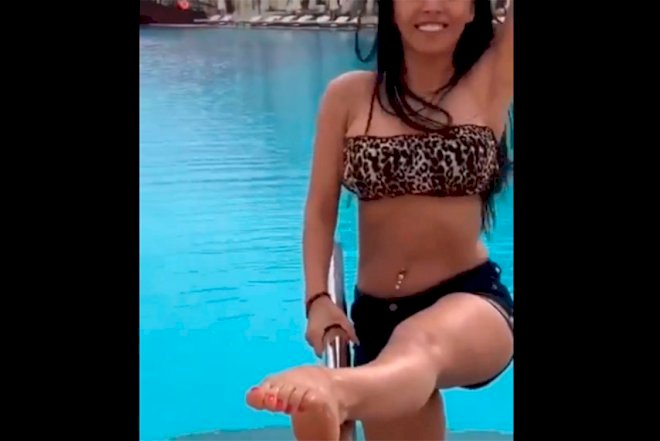    Rəqqasə Renka hovuzda yarıçılpaq şou göstərdi -   Video