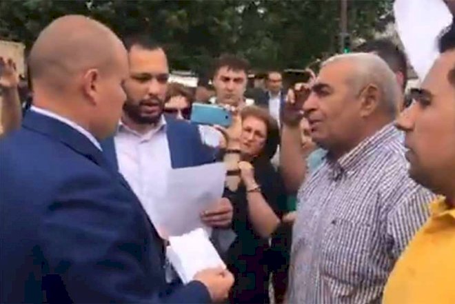   Fuad Abbasovun ailəsi Rusiya səfirliyi qarşısında aksiya keçirir   