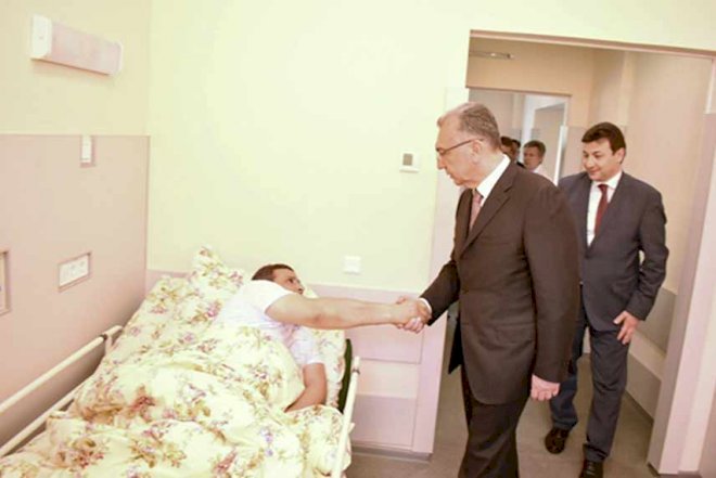    Eldar Əzizov da xəstəxanadakı Milli Qəhrəmanı ziyarət etdi   