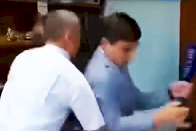    İcra başçısı jurnalisti döydü –   Video