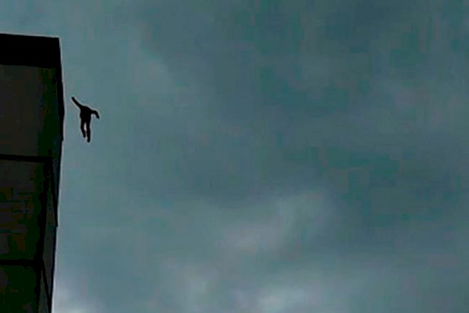    Bakıda 19 yaşlı oğlan özünü qıza görə öldürdü –   Dəhşətli video