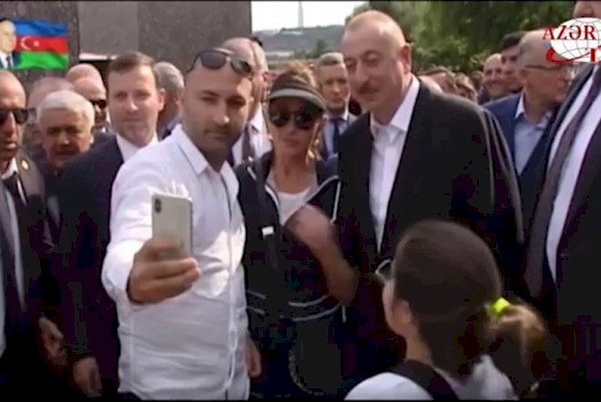    İlham Əliyevin Bulvar gəzintisində selfi yağışı –   Video