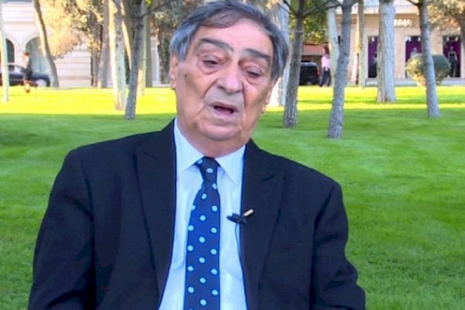    “Görür ki, kim yaltaqlanır, çörək yeyir, o da yaltaqlanmağa başlayır” -   Doktor 