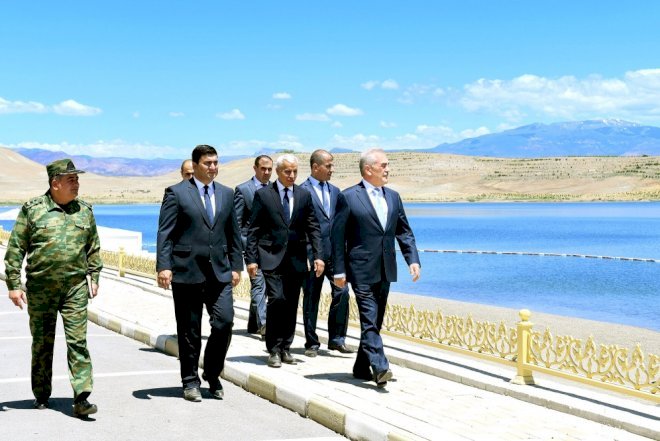    Vasif Talıbov çimərlikdə   
