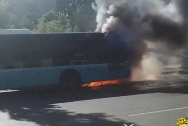    Azərbaycanda avtobus yanıb kül oldu, sərnişinlər panikada  -   Video