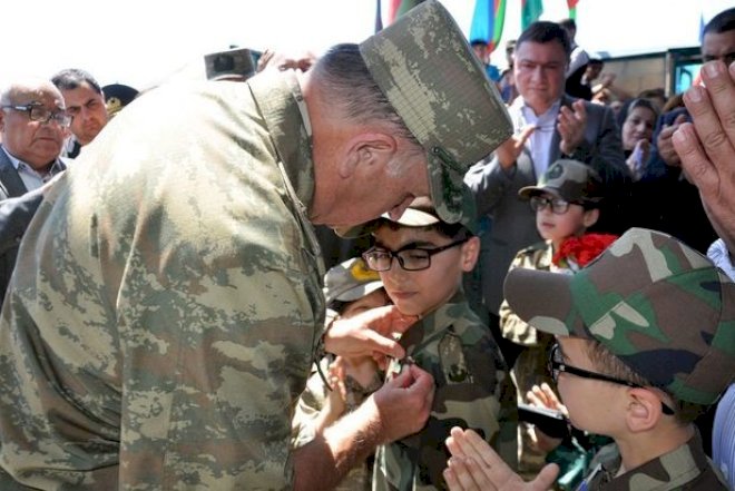    Şəhid komandirin medalı ailəsinə təqdim edildi    