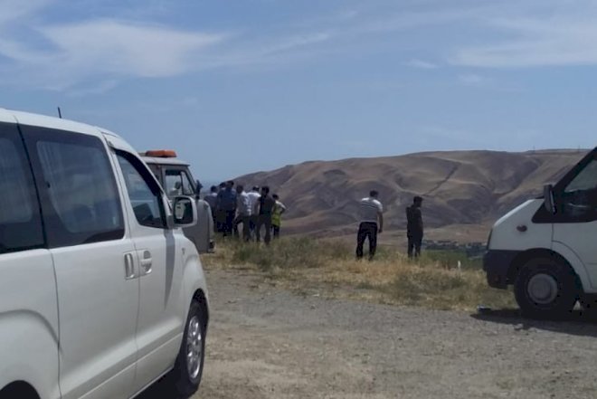    Bakıda maşın dərəyə yuvarlandı -   Video