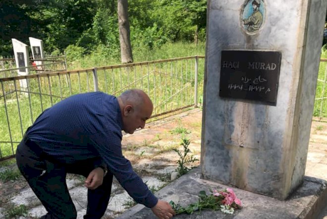    Müsavat başqanı Hacı Muradın məzarında: “Qalıqlar oğurlanıb”   -   Foto