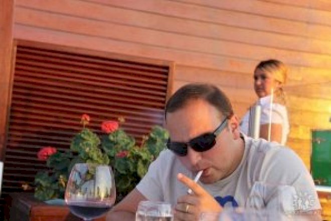    “Belimi qaşı, ay brat” –   Arvadını binadan atan direktor