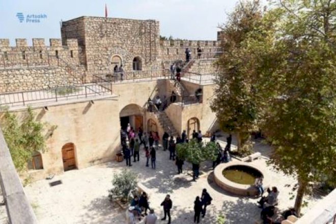   Ermənilər Pənahəli xanın sarayında kef edir   