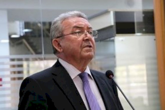    73 yaşı var, yenə direktor olmaq istəyir...   