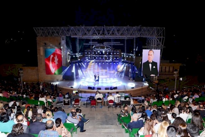    Populyar müğənnilər bir arada   