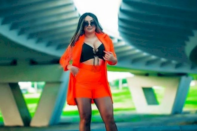    Bakıda prodüser sinəsi açıq müğənnini öpdü, qalmaqal düşdü -   Video
