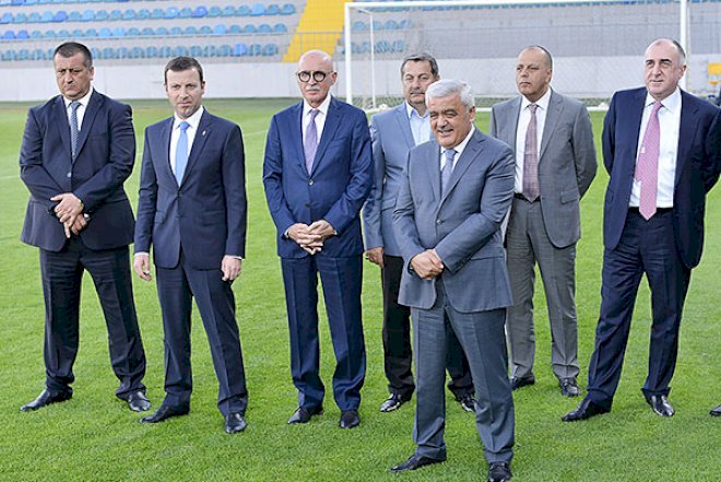    “Elmar Məmmədyarovun orada nə işi var, futbol bilir?”    