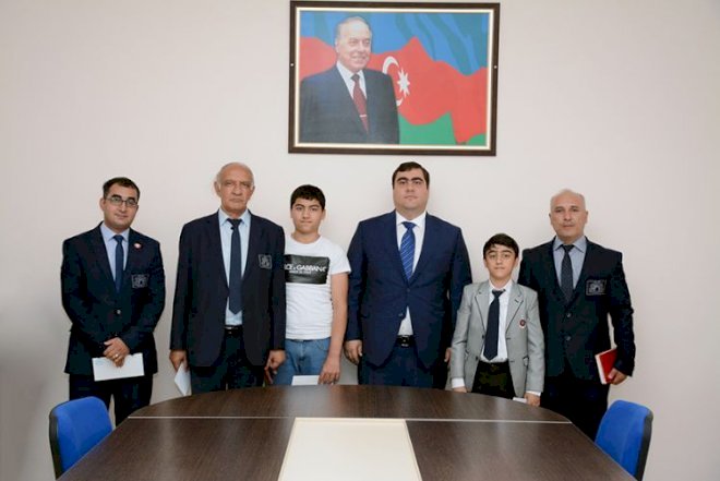    Vasif Talıbovun oğlu zəka sahibləri ilə bir arada   