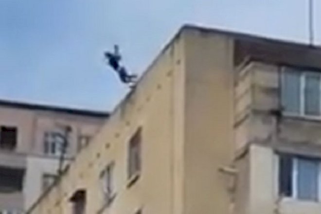    Özünü binadan atanlar tanınmış jurnalistin arvadı və qızıdır   
