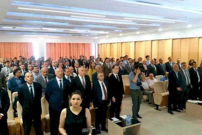    Yeni vəkillər and içdi   