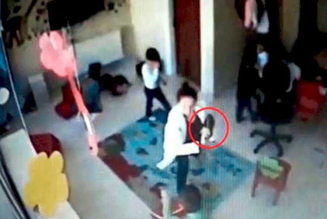    Bağçada şok: Müəllim azyaşlını təpiklədi -   Video