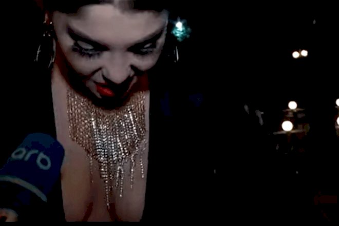    Müğənni açıq sinə dekoltesi ilə diqqət çəkdi: “Anam geyindirib“ -   Video