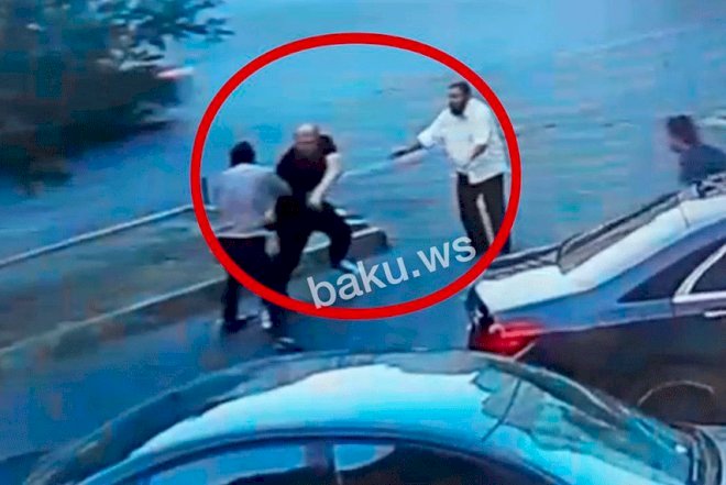    Bakıda küçənin ortasında kişini belə bıçaqladılar –   Video